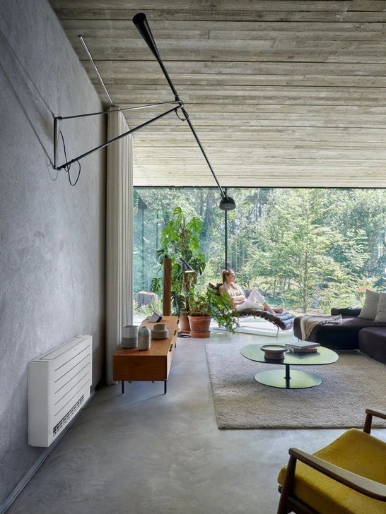 Daikin PERFERA GOLV 30 är golvmonterad, med dubbla utblås uppe och nere fördelas värmen jämnt i rummet och ger varma golv. Enheten är praktiskt taget ljudlös, vilket gör den idealisk för sovrum och vardagsrum.